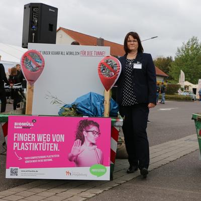Doris König, Leiterin des Städtischen Abfallwirtschaftsbetriebes Magdeburg (SAB), vor einem Stand. 