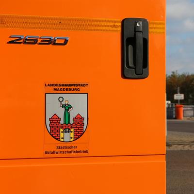 Ein Fahrzeug des Städtischen Abfallwirtschaftsbetriebes Magdeburg (SAB)