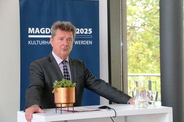 Bild vergrößern: Oberbürgermeister Dr. Lutz Trümper informiert über Magdeburg 2025.