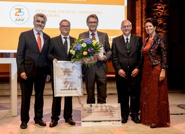 Bild vergrößern: Minister Prof. Dr. Armin Willingmann (Wirtschaftsministerium S-A), Ralf Luther (AVW), Prof. Dr.-Ing. Jens Strackeljan (OvGU), Günther Klaffehn (Wirtschaftsdezernat), Dr. Sigrun Trognitz (AVW) (v.l.n.r.)