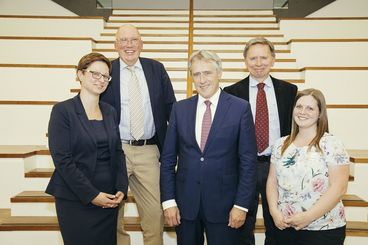 Bild vergrößern: GTW-Preisverleihung: v.l.n.r. Dr.-Ing. Tina Haase (Preisträgerin), Prof. Dr.-Ing. Michael Schenk (Fraunhofer IFF), Rainer Nitsche (Wirtschaftsdezernat), Prof. Dr. Jenewein (OvGU), oM.Ed. Julia Arnold  (Preisträgerin)