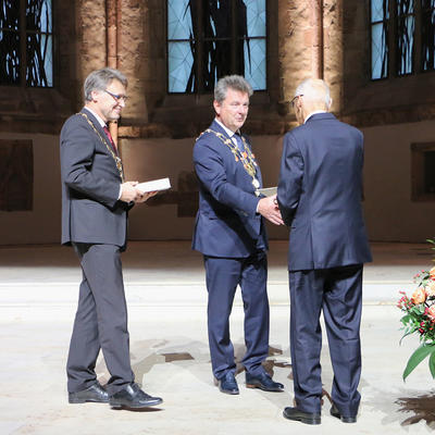OB Dr. Lutz Trümper und Prof. Dr. Jens Strackeljan überreichen Prof. Dr. Clausdieter Schott den Eike-von-Repgow-Preis 2018.