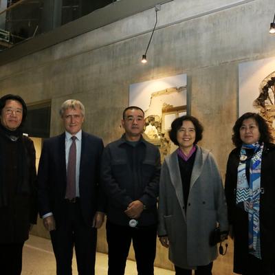 Wirtschaftsbeigeordneter Rainer Nitsche mit Künstlerinnen und Künstlern aus Harbin
