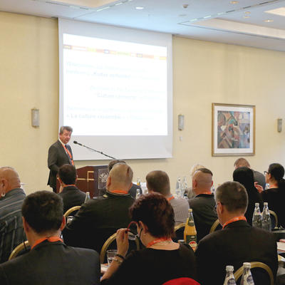 OB Dr. Lutz Trümper eröffnet die Städtepartnerschaftskonferenz.