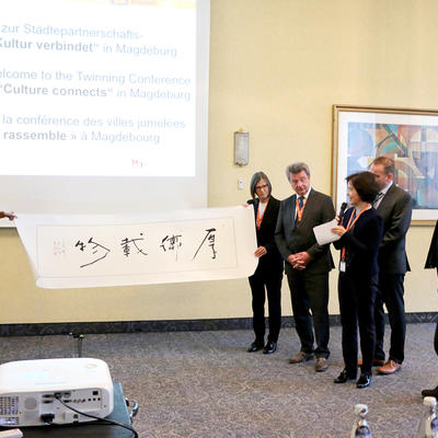 OB Dr. Lutz Trümper erhält eine Kaligrafie von der chinesischen Delegation aus Harbin.