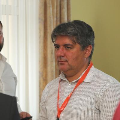 Tamás Szalay, Leiter des Bewerbungsbüros Magdeburg 2025, nimmt an einer Arbeitsgruppe teil. 