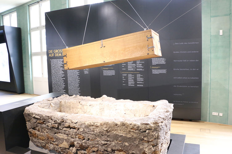 Gemauerte Grabeinfassung mit Rekonstruktion des Holzsarges um 963 im Dommuseum Ottonianum