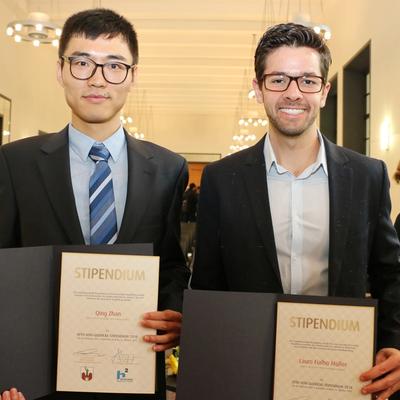 Die beiden Stipendiaten Qing Zhan und Lauro Fialho Müller mit ihren Urkunden