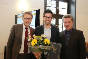 Prof. Dr. Jens Strackeljan (l.) und OB Dr. Lutz Trümper (r.) mit dem Stipendiaten Lauro Fialho Müller