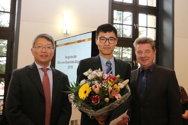 Prof. Dr. Yongjian Ding (l.) und OB Dr. Lutz Trümper (r.) mit Stipendiat Qing Zhan 