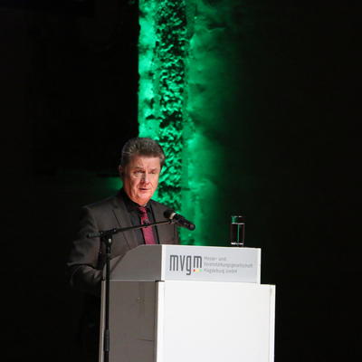 Oberbürgermeister Dr. Lutz Trümper begrüßt die SportlerInnen zur Sportlerehrung der Landeshauptstadt Magdeburg