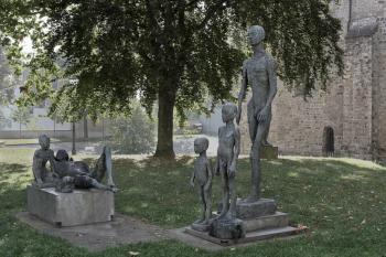 Bild vergrößern: Stehende und Ruhende Gruppe