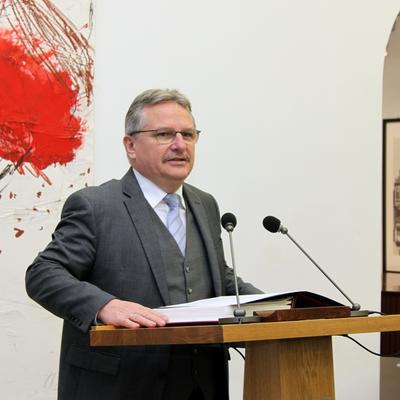 Bürgermeister Klaus Zimmermann hält ein Grußwort. 
