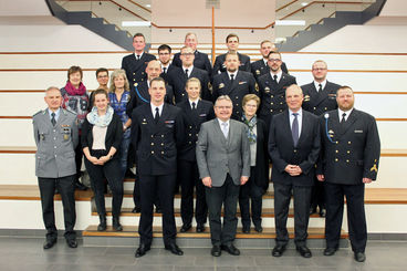 Bürgermeister Klaus Zimmermann gemeinsam mit der Besatzung der Korvette »Magdeburg« sowie Vertreterinnen und Vertreter des gleichnamigen Freundeskreises. 