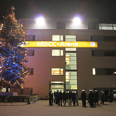 Die Besatzung der Korvette »Magdeburg« sowie Vertreterinnen und Vertreter des gleichnamigen Freundeskreises vor der MDCC-Arena