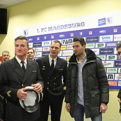 Korvettenkapitän Philipp Wohlrab mit Maruis Sowislo während der Fürhung durch das Stadion des 1.FC-Magdeburg