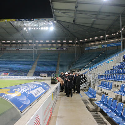 Die Besatzung der Korvette »Magdeburg« sowie Vertreterinnen und Vertreter des gleichnamigen Freundeskreises im Stadion des 1.FC-Magdeburg