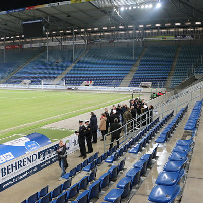 Die Besatzung der Korvette »Magdeburg« sowie Vertreterinnen und Vertreter des gleichnamigen Freundeskreises im Stadion des 1.FC-Magdeburg
