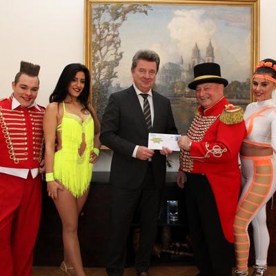 Oberbürgermeister Dr. Lutz Trümper und die Künstlerinnen und Künstler des Circus Busch bei der Übergabe der Freikarten für hilfsbedürftige Kinder