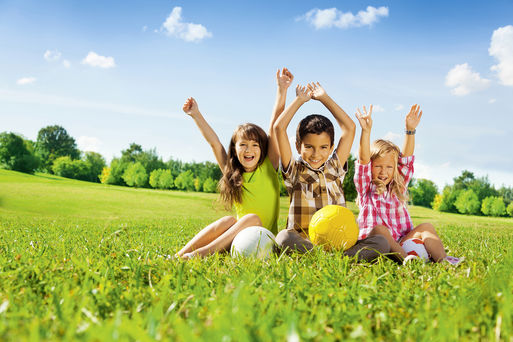 Spielende Kinder auf einer Wiese