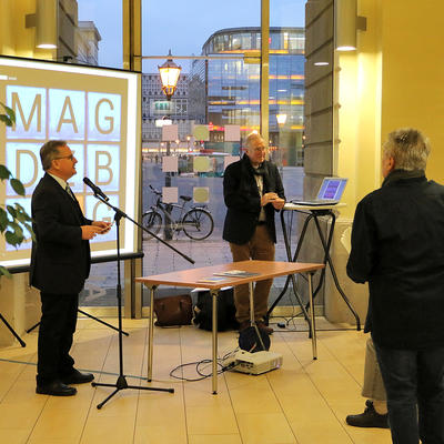 Bürgermeister Klaus Zimmermann hält zur Ausstellungseröffnung 