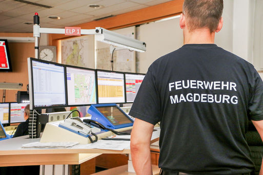 Bild vergrößern: Arbeitsplatz der Leitstelle der Magdeburger Feuerwehr