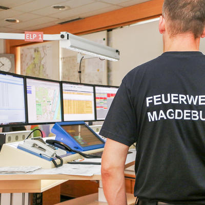 Arbeitsplatz der Leitstelle der Magdeburger Feuerwehr 