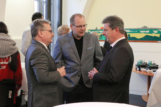 Bürgermeister Klaus Zimmermann im Gespräch mit SCM-Geschäftsführer Marc-Henrik Schmedt und Oberbürgermeister Dr. Lutz Trümper