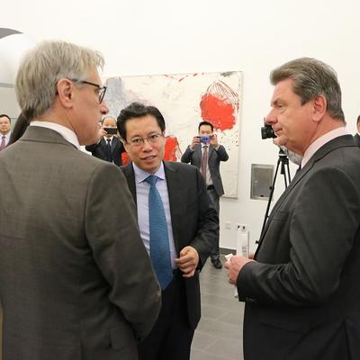 OB Dr. Lutz Trümper und Wirtschaftsbeigeordneter R. Nitsche im Gespräch mit dem Ob aus Shenyang, Jiang Youwei
