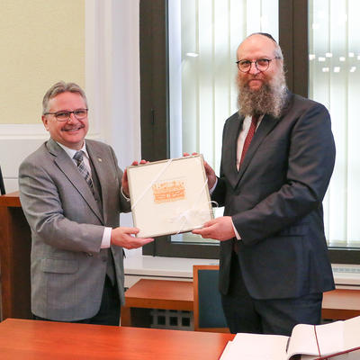 Bürgermeister Klaus Zimmermann übergibt ein Geschenk der Landeshauptstadt Magdeburg an Nahu Haim Erentrei, Rabbiner der jüdischen Gemeinde in Saporishja.