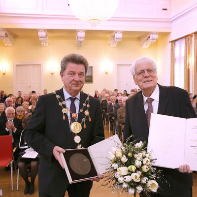 Oberbürgermeister Dr. Lutz Trümper mit Preisträger Prof. Dr. Klöaus Hofmann | Georg-Philipp-Telemann-Preis 2019 ©Ronny Hartmann
