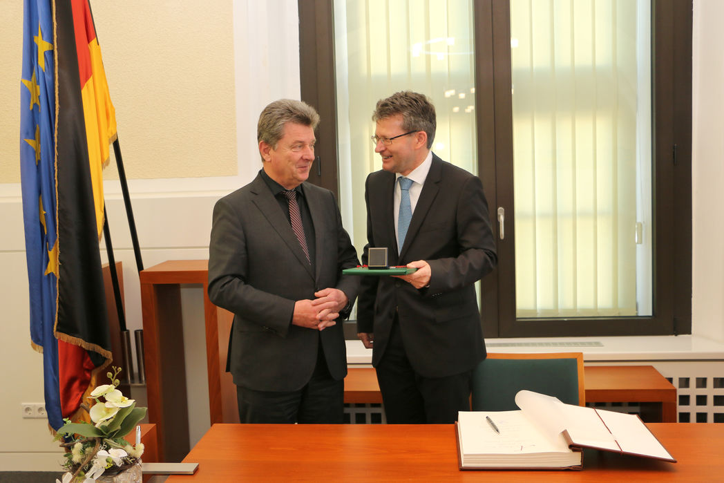 Oberbürgermeister Dr. Lutz Trümper übergibt Gastgeschenke an den Botschafter des Großherzogtums Luxemburg