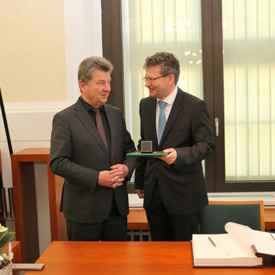 Oberbürgermeister Dr. Lutz Trümper übergibt Gastgeschenke an den Botschafter des Großherzogtums Luxemburg