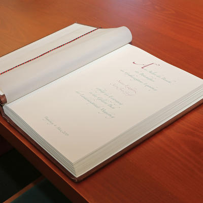 Die Eintragung in das Goldene Buch der Landeshauptstadt Magdeburg erfolgt durch S.E. Jean Graff, Botschafter des Großherzogtums Luxemburg