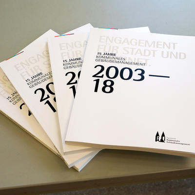 Das Buch »Engagement für Stadt und Zukunft« anlässlich des 15-jährigen Bestehens des Eigenbetriebs Kommunales Gebäudemanagement.