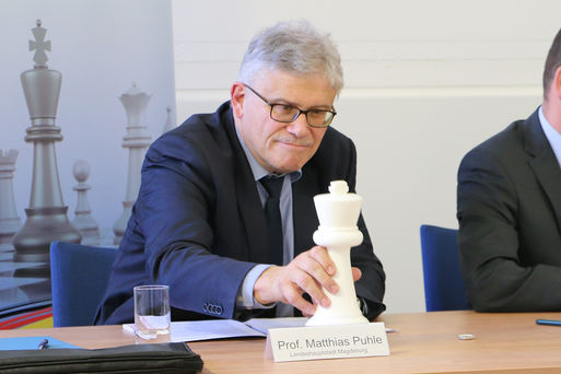 Bild vergrößern: Prof. Dr. Matthias Puhle bei der PK zum bevorstehenden Schachkongress