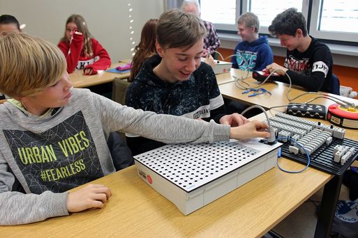 Schülerinnen und Schüler der Gemeinschaftsschule Thomas Mann Magdeburg bauen einen Stromkreis