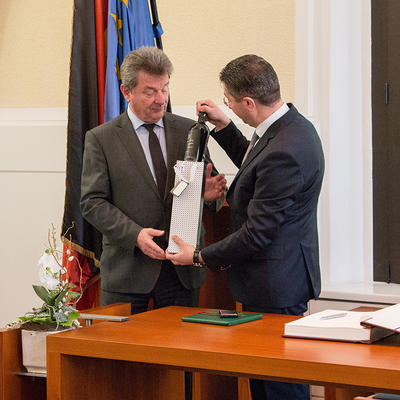 S.E. Ramin Hasanov übergibt ein Geschenk an Oberbürgermeister Dr. Lutz Trümper.
