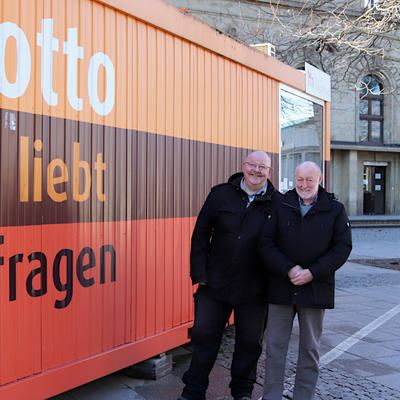 Die beiden Mitarbeiter, Herr Krumm und Herr Rode, vor dem Infocontainer.