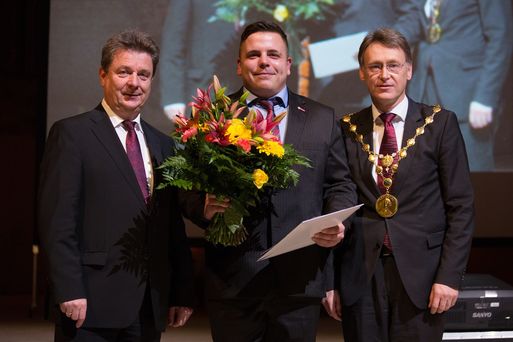 Bild vergrößern: Oberbürgermeister Dr. Lutz Trümper, Stipendiat Christian Marlow und Rektor der Universität Prof. Dr. Jens Strackeljan