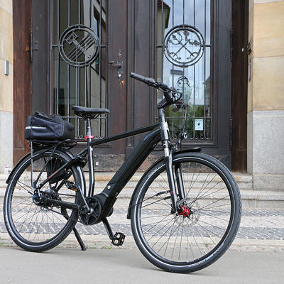 Eines der neuen E-Bikes des Ordnungsamtes vor dem Neuen Rathaus.