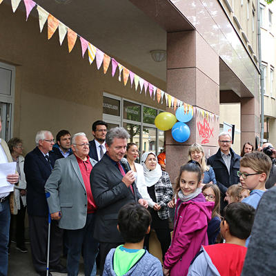 Oberbürgermeister Dr. Lutz Trümper begrüßt die zahlreichen Anwesenden zur Wiedereröffnung des Neustadtladen in der Moritzstraße.