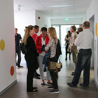 TeilnehmerInnen zur Eröffnung der neuerrichteten Kindertagesstätte in der Hellestraße.