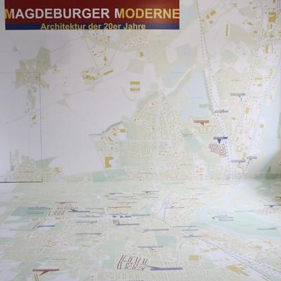 Eine überdimensionale Stadtkarte der Magdeburger Moderne im IBA-Shop