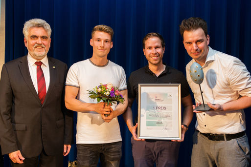Gewinner des BESTFORM-Award 2019: v.l.n.r. Prof.Dr. Willingmann, Paul Blaschke, Marcel Partie, Martin Wiesner (c) Vorlautfilm GbR / IMG
