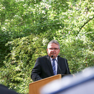Bürgermeister Klaus Zimmermann hält ein Grußwort zum Gedenken an gebürtigen Magdeburger Henning-von-Tresckow.