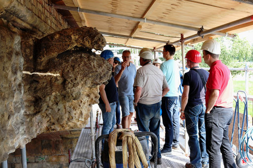 Personen auf dem Gerüst der Anna-Ebert-Brücke mit Bauverzierungen