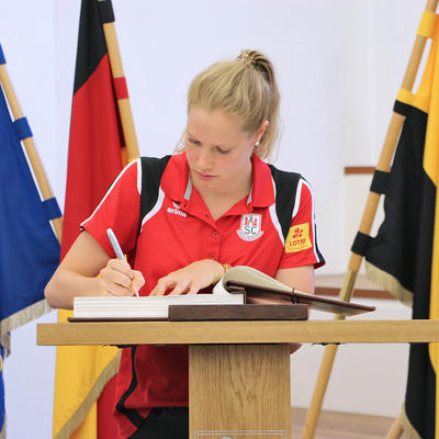 Finnia Wunram trägt sich in das Goldene Buch der Landeshauptstadt Magdeburg ein.