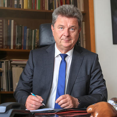 Oberbürgermeister Dr. Lutz Trümper am Schreibtisch