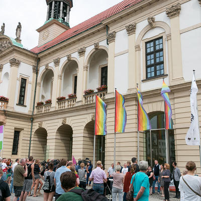 Gäste der Eröffnung des Christopher Street Day vor dem Alten Rathaus Magdeburg